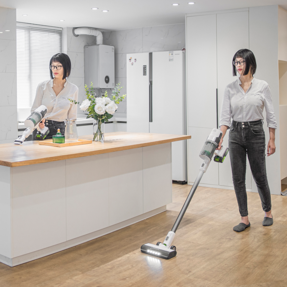 Аккумуляторный вертикальный пылесос Greenworks SV24360k2, 24v, 250 Вт, 17 кПа, 3 насадки, белый+серебро, в комплекте с АКБ 2 А·ч и ЗУ