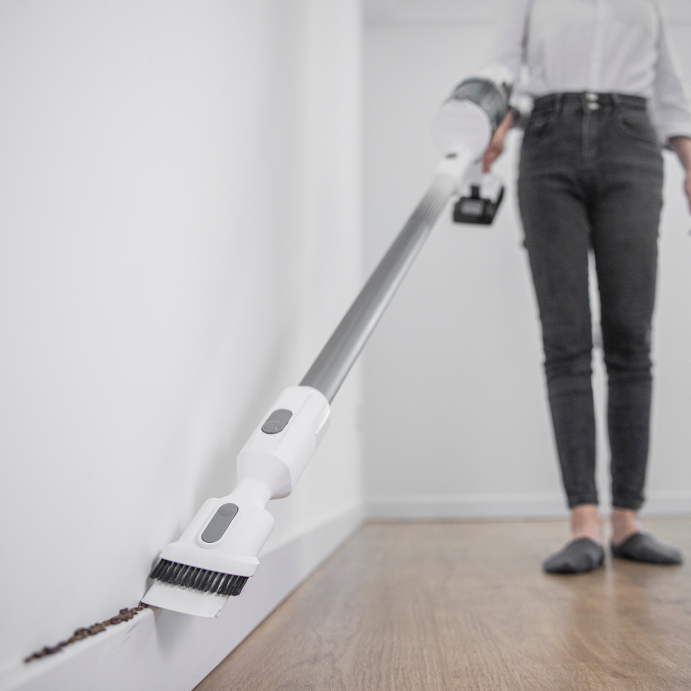 Аккумуляторный вертикальный пылесос Greenworks SV24360k4, 24v, 250 Вт, 17 кПа, 3 насадки, белый+серебро, в комплекте с АКБ 4 А·ч и ЗУ