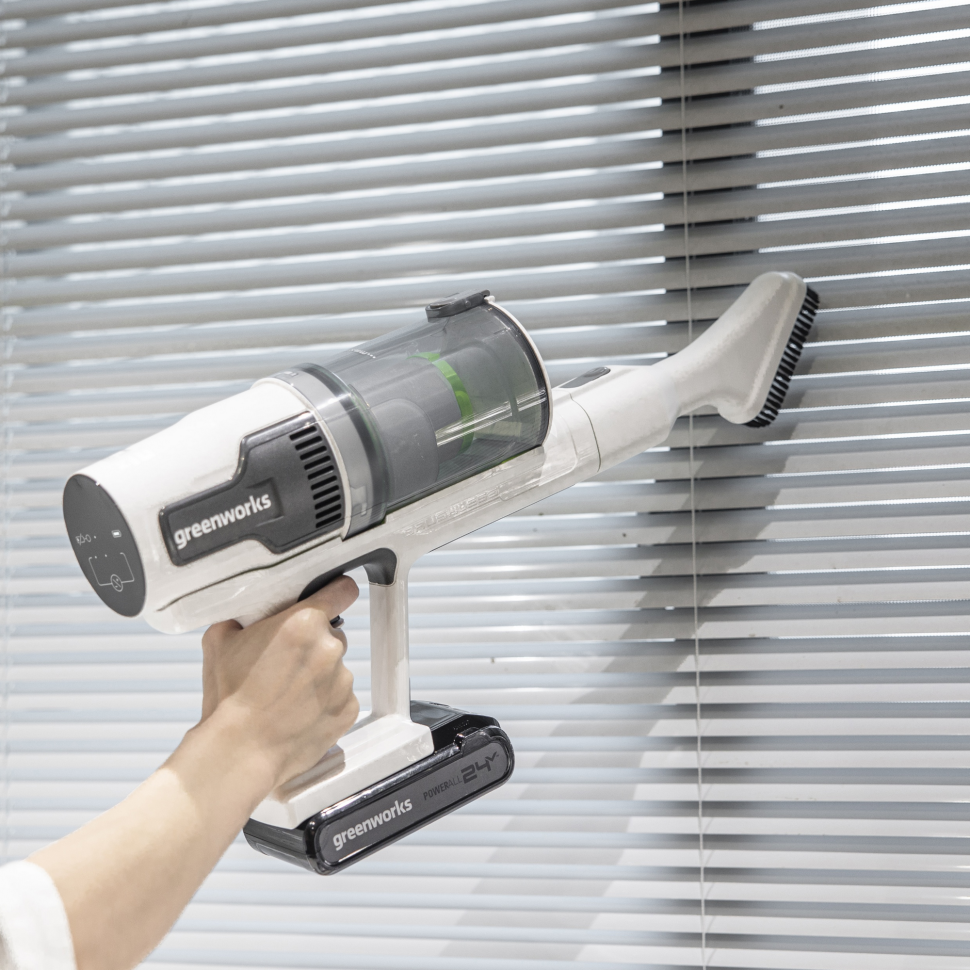 Аккумуляторный вертикальный пылесос Greenworks SV24360k4, 24v, 250 Вт, 17 кПа, 3 насадки, белый+серебро, в комплекте с АКБ 4 А·ч и ЗУ