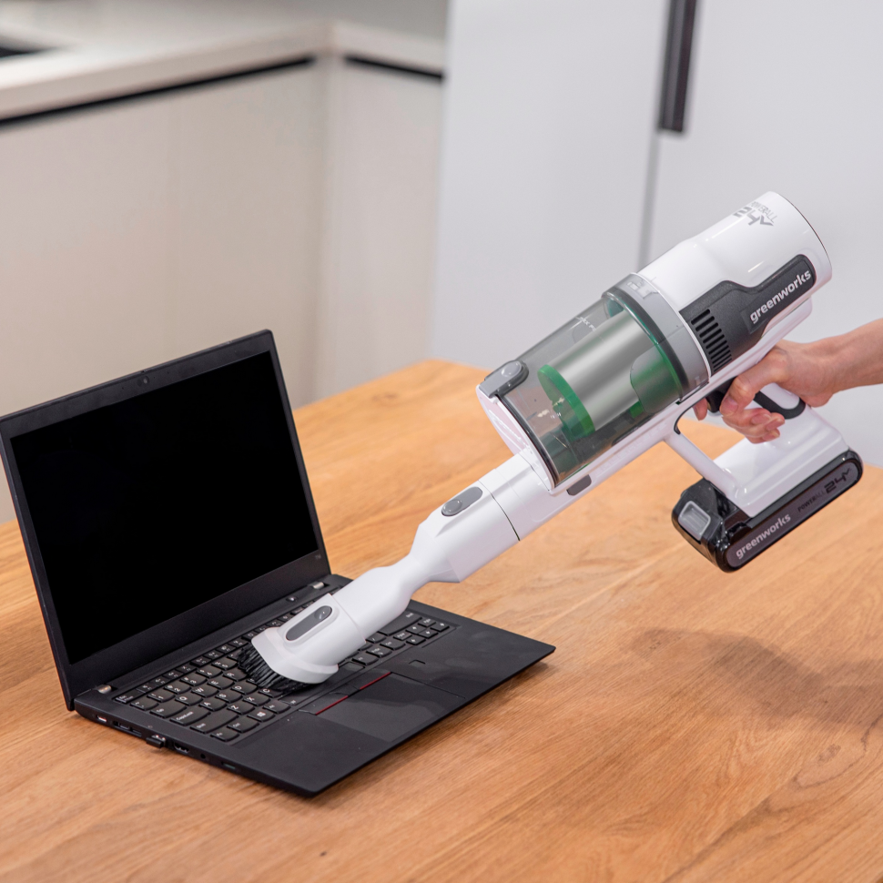 Аккумуляторный вертикальный пылесос Greenworks SV24360k4, 24v, 250 Вт, 17 кПа, 3 насадки, белый+серебро, в комплекте с АКБ 4 А·ч и ЗУ