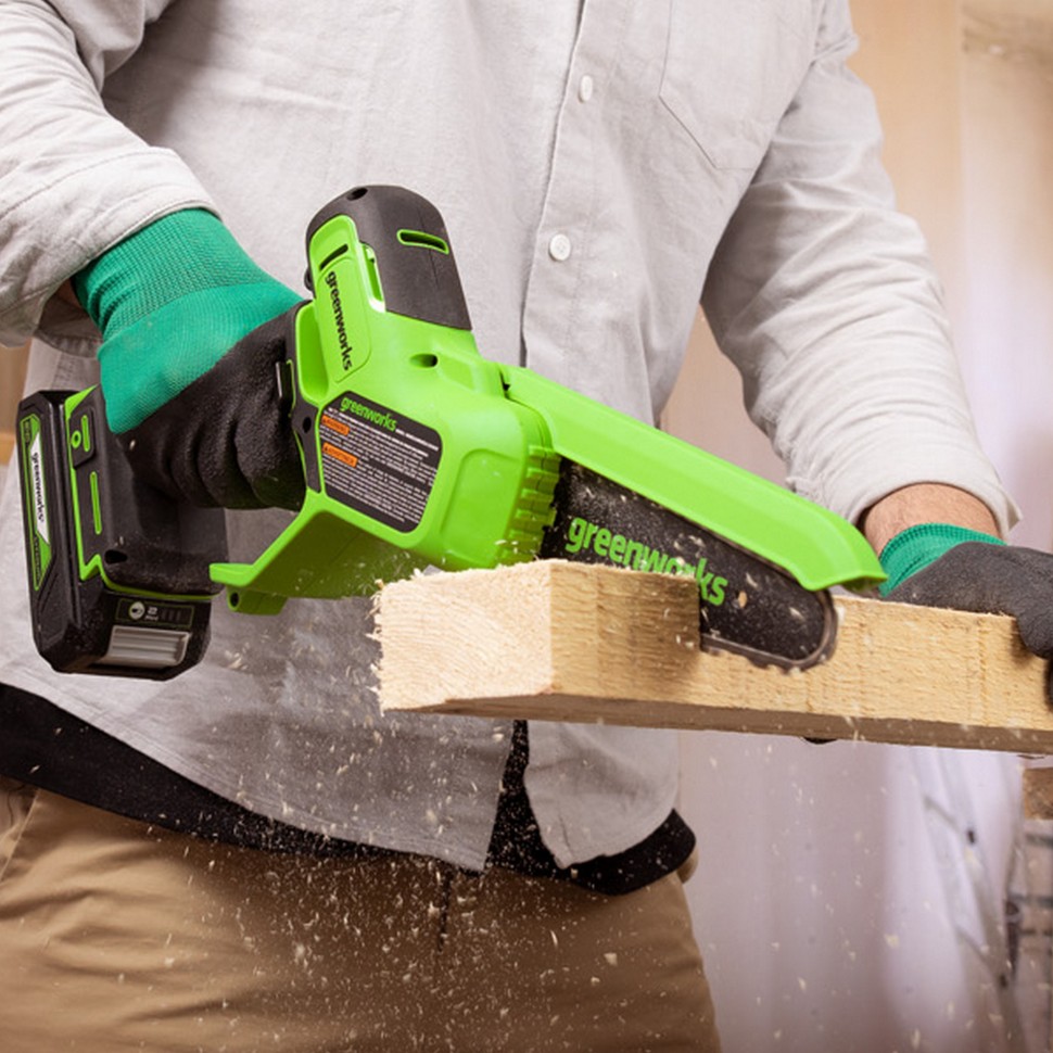 Цепная пила Greenworks GD24CSMNXk2, 24v, 15 см, в комплекте с АКБ 2 А·ч и ЗУ (аккумуляторная, мини)