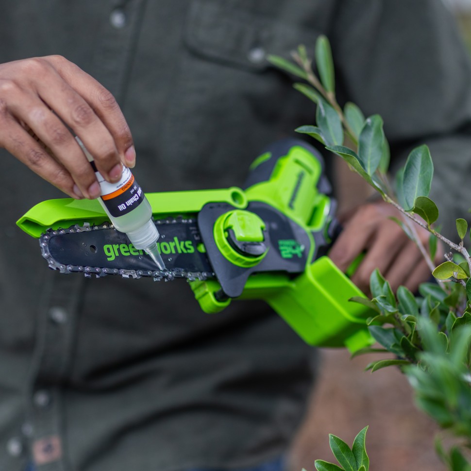 Цепная пила Greenworks GD24CSMNXk2, 24v, 15 см, в комплекте с АКБ 2 А·ч и ЗУ (аккумуляторная, мини)