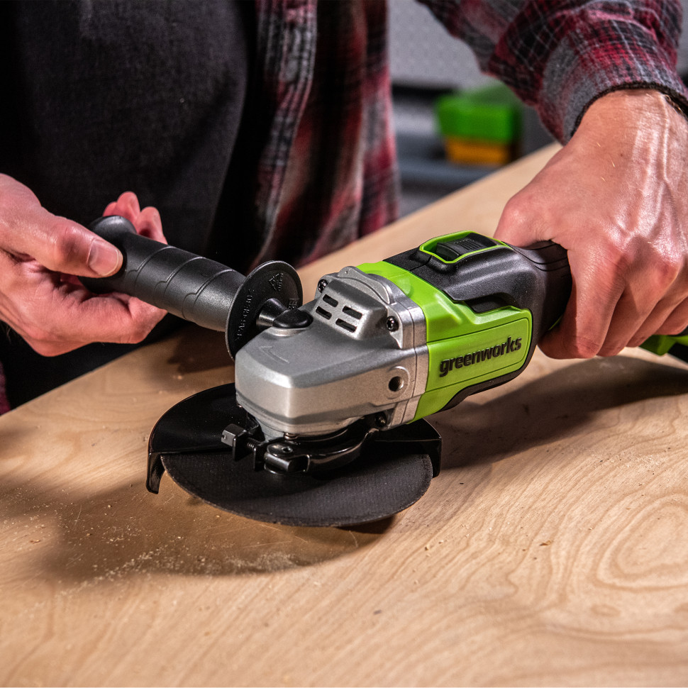 Угловая шлифовальная машина акк. Greenworks GD24AG, 24V, б/щет, 125 мм, 10500 об/мин,1x4Ач,быстрое ЗУ,коробка