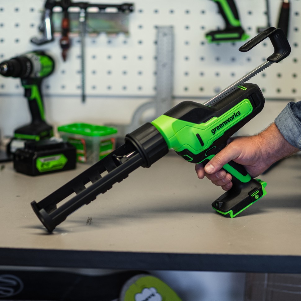 Аккумуляторный пистолет для герметиков Greenworks G24CAUk2, 24v, макс 310 мл, 1400–2900Н, 1-10 мм/с, c 1хАКБ 2Ач и ЗУ