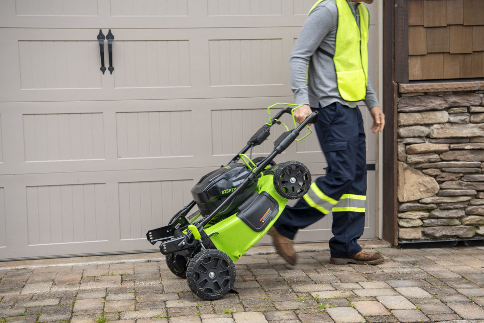 Аккумуляторная самоходная газонокосилка Greenworks GC82LM51SP2k8, 82v, нож 51 см, (2.4 кВт, 3.3 л.с.), в комплекте с АКБ 8 А·ч и ЗУ