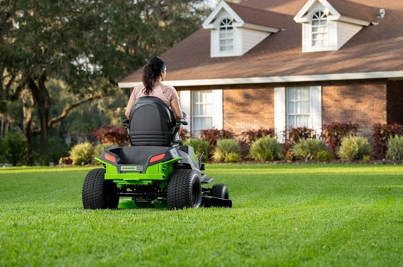 Садовый трактор Greenworks GC82LT107, 82v, 107 см (аккумуляторный райдер)
