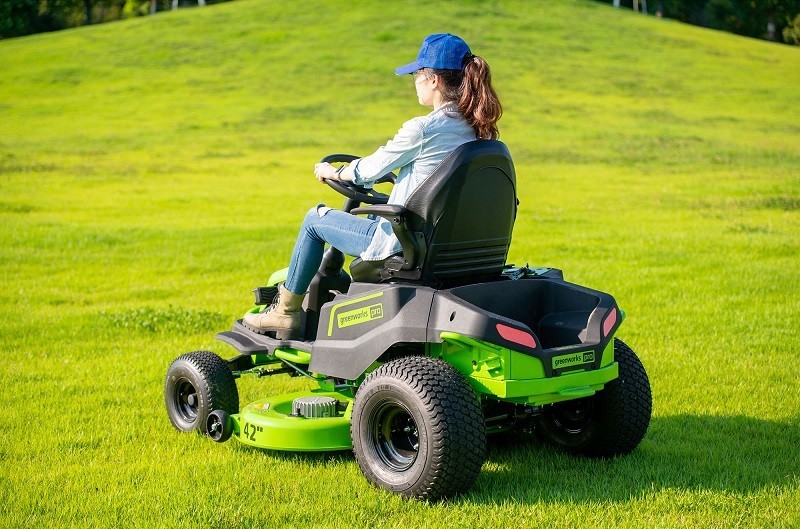 Садовый трактор Greenworks GC82LT107, 82v, 107 см (аккумуляторный райдер)