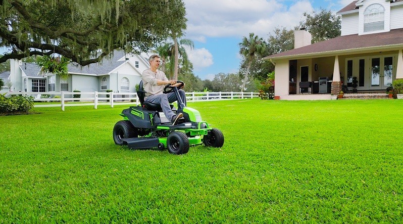 Садовый трактор Greenworks GC82LT107, 82v, 107 см (аккумуляторный райдер)