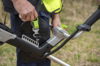 Аккумуляторный триммер Greenworks TB201Hk8, 82v, 46 см, ø 2.4/3 мм, 2 кВт (2,7 л.с.), в комплекте с АКБ 8 А·ч и ЗУ (насадки нож и кусторез)