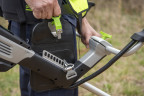 Аккумуляторный триммер Greenworks TB201Hk8, 82v, 46 см, ø 2.4/3 мм, 2 кВт (2,7 л.с.), в комплекте с АКБ 8 А·ч и ЗУ (насадки нож и кусторез)