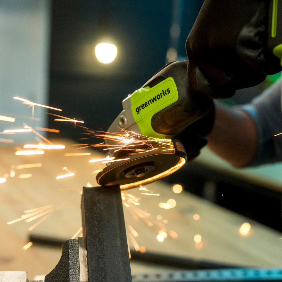 Угловая шлифовальная машина (болгарка) Greenworks GD24AGk2, 24v, 125 мм, в комплекте АКБ 2 А·ч и ЗУ (аккумуляторная)