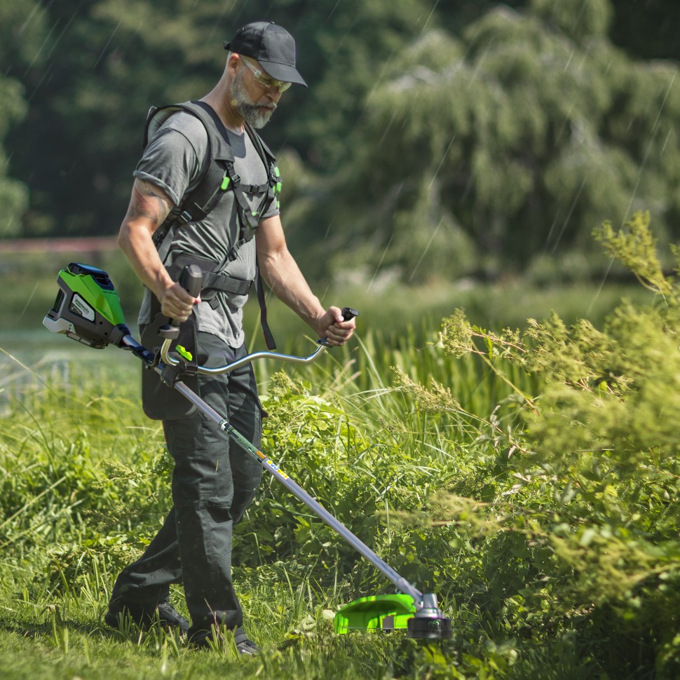 Аккумуляторный триммер Greenworks TB201H, 82v, 46 см, ø 2.4/3 мм, 2 кВт (2,7 л.с.), в комплекте с АКБ 5 А·ч и ЗУ (насадки нож и кусторез)
