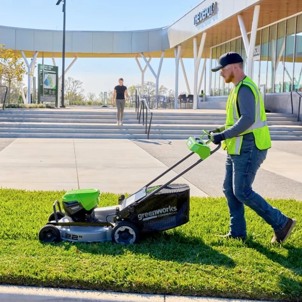 Газонокосилка аккумуляторная Greenworks LM221S Арт. 2519407U2G, OPTIMUSTM, 82V, 56см, самоходная, бесщеточная, с 2хАКБ 8Ач и ЗУ для 2-х аккумуляторов