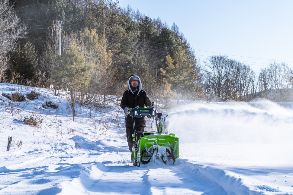 Снегоуборщик Greenworks GD82ST56k8, 82v, 61 см, в комплекте 3 шт. АКБ 8 А·ч и двойное ЗУ (самоходный ,аккумуляторный)