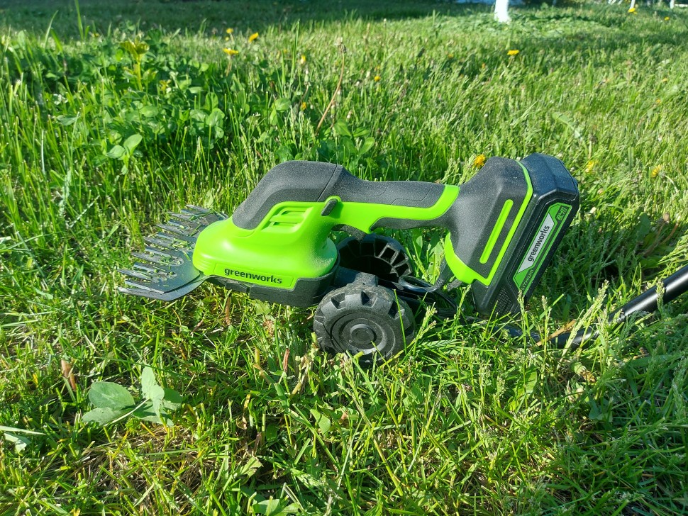 Greenworks g24sht. Кусторез GREENWORKS g24sht. Газонокосилка Гринворкс 2505207 шильдик фото.