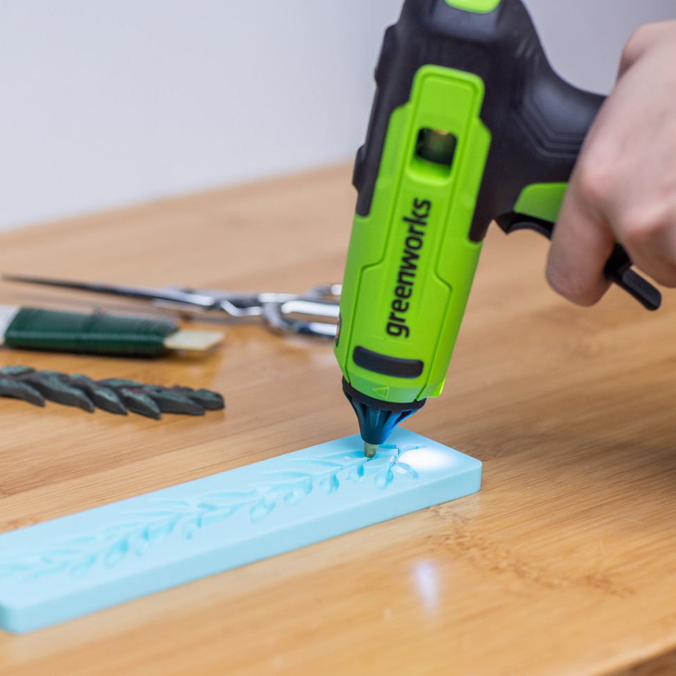 Пистолет клеевой акк. Greenworks G24GLG, 24V, 150°С, нагрев 90 сек, стержни 11 мм, антикапля,1х2Ач,ЗУ,коробка